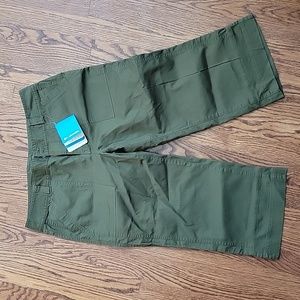 Columbia Women's Happy Valley capri pants Size 8 Olive green